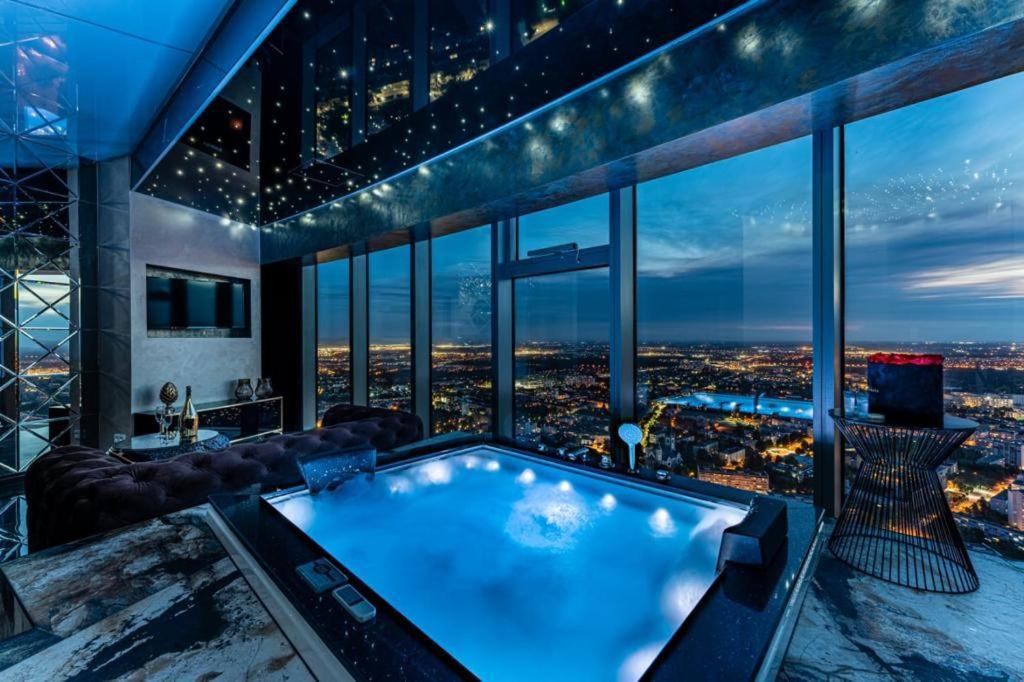 Apartamenty Sky Tower Z Jakuzzi Przy Oknie Вроцлав Екстериор снимка