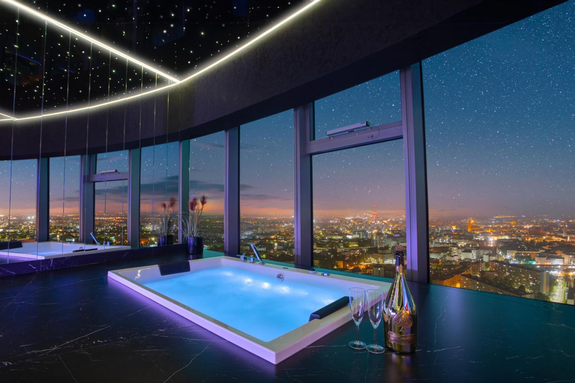 Apartamenty Sky Tower Z Jakuzzi Przy Oknie Вроцлав Екстериор снимка